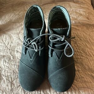 Tom’s gray suede ankle boots with wedge heel